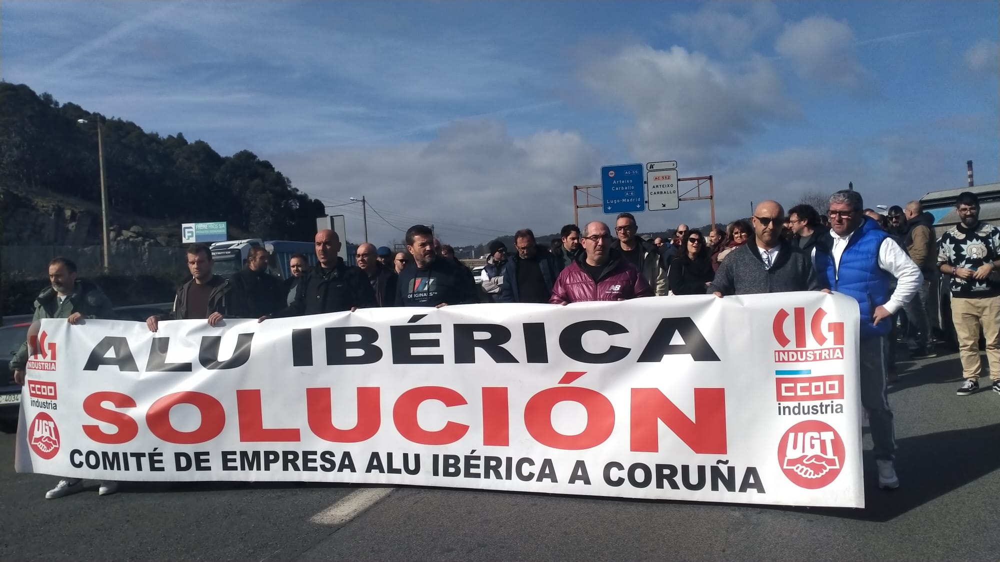 Trabajadores de Alu Ibérica (la antigüa Alcoa) cortan el tráfico ante la fábrica en demanda del pago de las indemnizaciones por despido en 2023