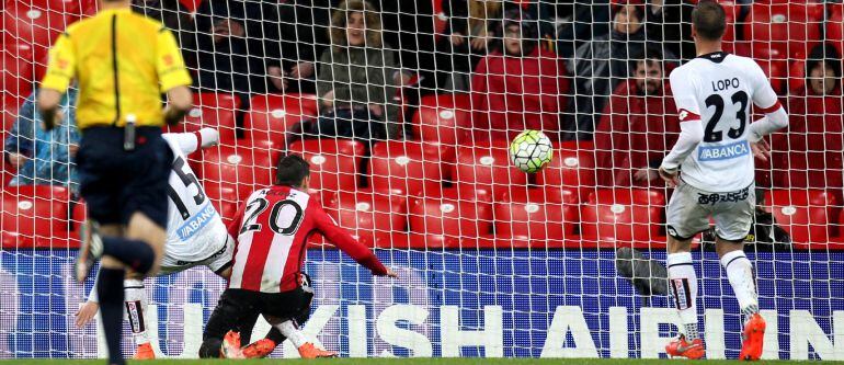 El delantero del Athletic de Bilbao Aritz Aduriz marca el segundo gol para su equipo frente al RC Deportivo.