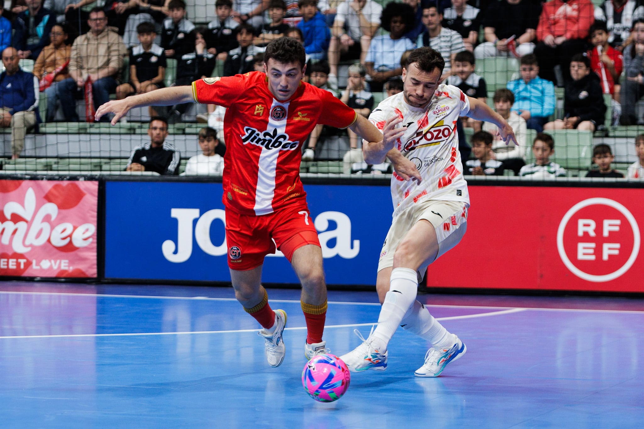 Gon Castejón, de Jimbee Cartagena, y Rafa Santos, de ElPozo Murcia, pugnan por un balón