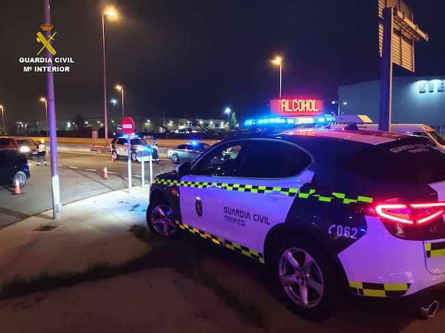 Imagen de archivo de un control de alcoholemia de la Guardia Civil en Guadalajara