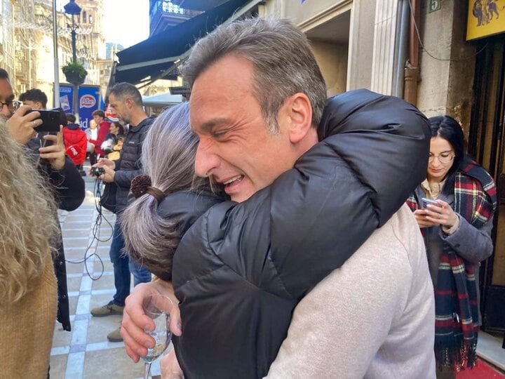 El abrazo entre Manolo y Teresa a las puertas de la administración tras ganar &#039;El Gordo&#039;