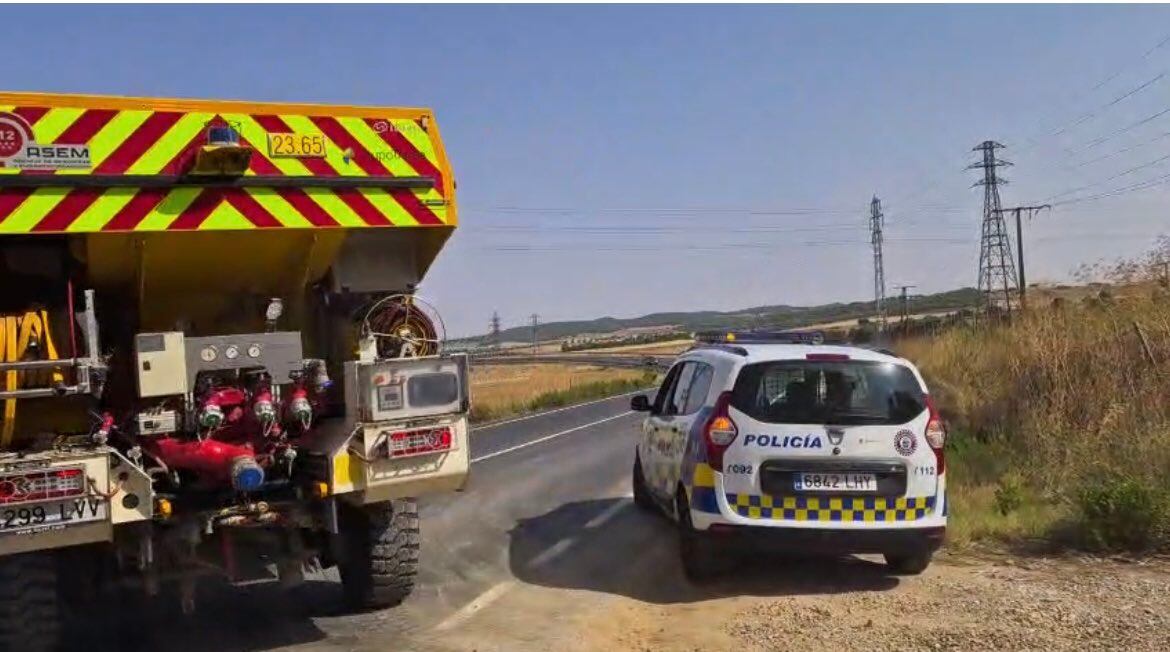 Bomberos y Policía Local en una de las zonas quemadas