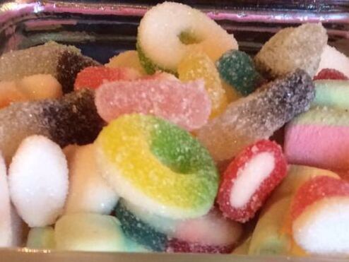 Chucherías como parte del cátering en la Venta de Aires de Toledo, dónde el PP de CLM está siguiendo la noche electoral