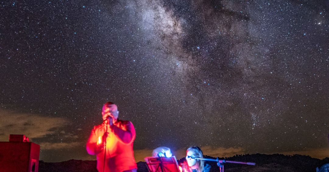 Actuación musical durante la V StarParty del Paraje Starlight Don Domingo.