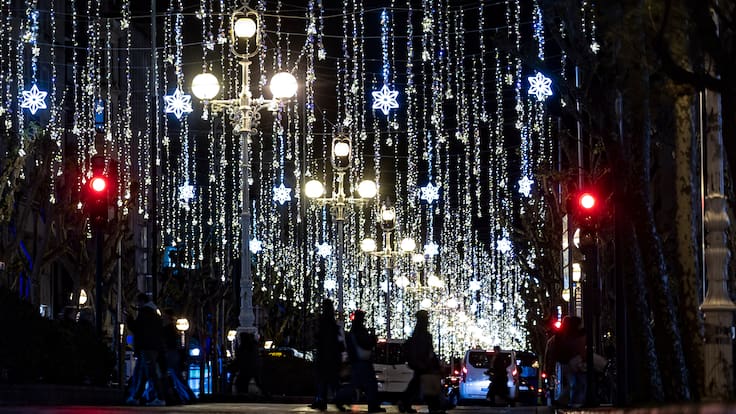 "El comercio donostiarra afronta la Navidad con ilusión, sorteos y nieve artificial"