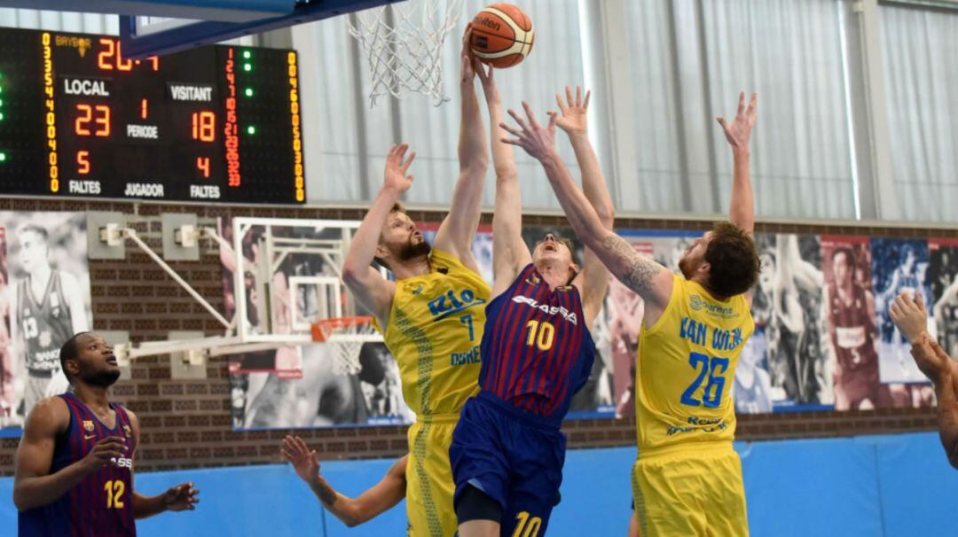 Después de una semana,sin tiempo para descansar y preparar los partidos en el inicio de la liga LEB Oro, el Club Ourense Baloncesto,conseguía la segunda victoria consecutiva en la cancha del Barcelona B, por 64 a 76.