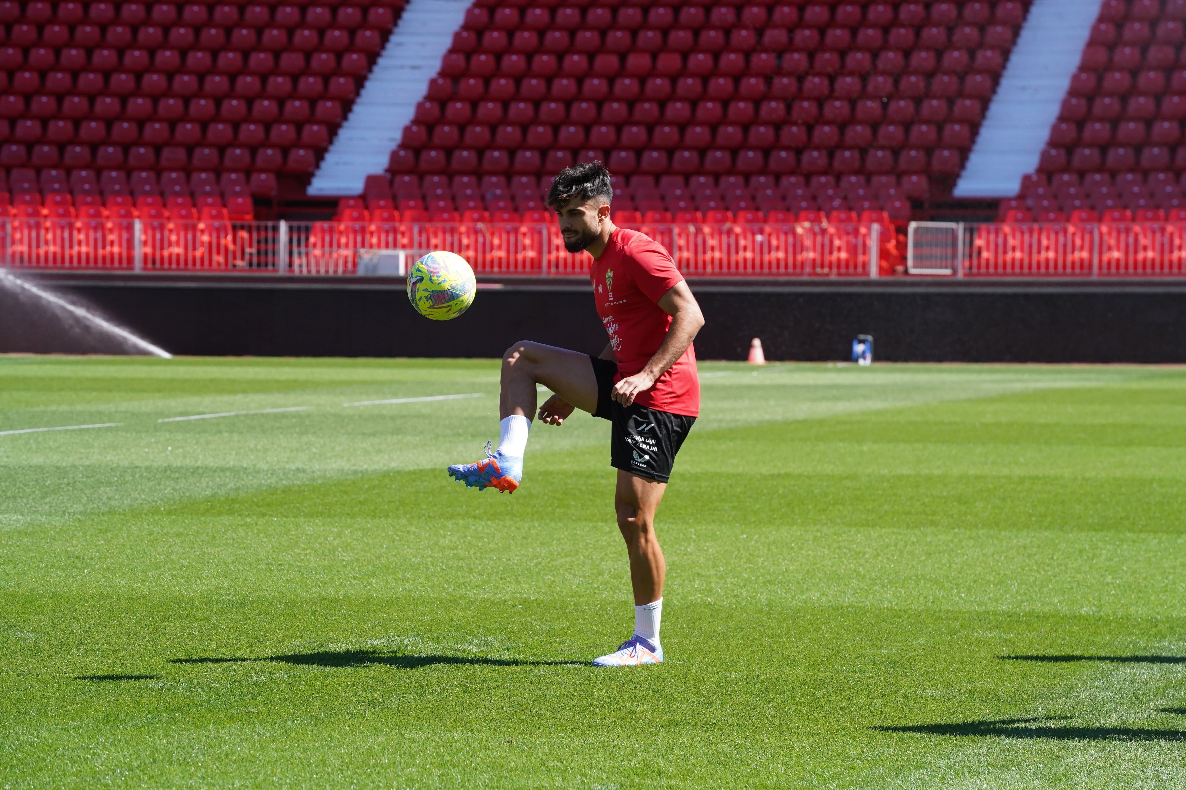 Arnau en el entrenamiento del Almería en el Estadio de los Juegos Mediterráneos.