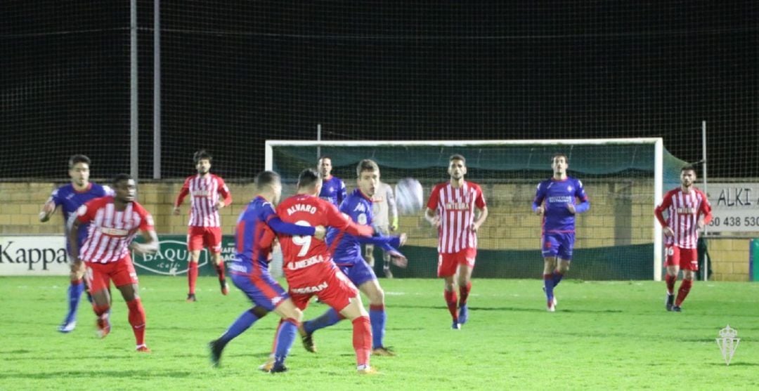 Álvaro Vázquez recibe un balón en el Amorebieta - Sporting.