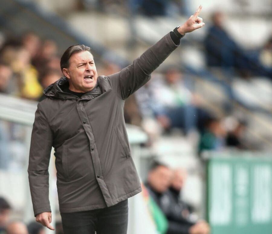 Cristóbal Parralo, en el banquillo de A Malata durante el Racing-Elche (foto: LaLiga Hypermotion)