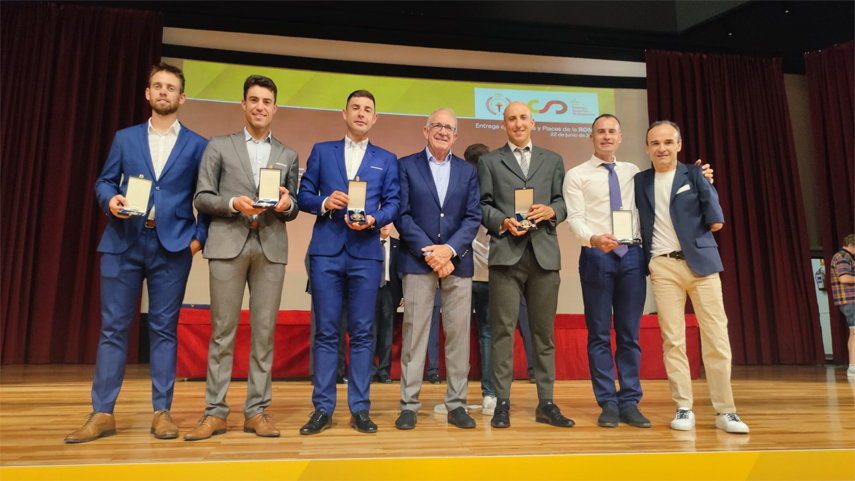 Albert Torres, segon per l'esquerra, llueix la Medalla de Plata del Mèrit Esportiu  per la seva brillant trajectòria en ciclisme en pista amb la Selecció espanyola.