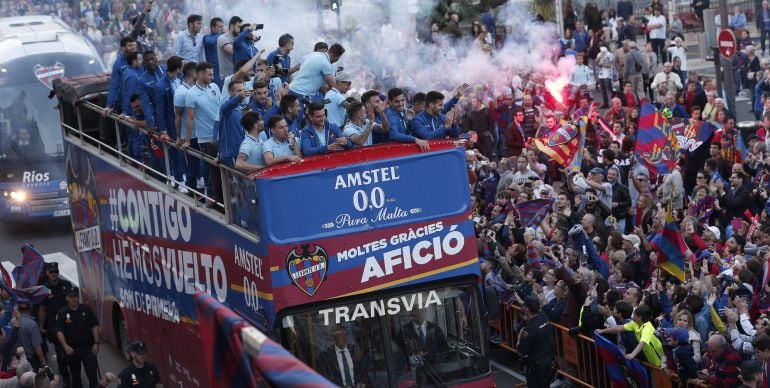 Los futbolistas del Levante, miembros del cuerpo técnico y del club a su llegada al Ayuntamiento 