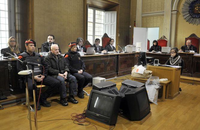 Agentes de los Mossos d&#039;Esquadra custodian durante una de las sesiones del juicio a Pere Puig, el hombre que el 15 de diciembre de 2010, en Olot (Girona), cogió un rifle y en menos de una hora acabó con la vida de su jefe, del hijo de éste y de dos empleados de la Caja de Ahorros del Mediterráneo (CAM).