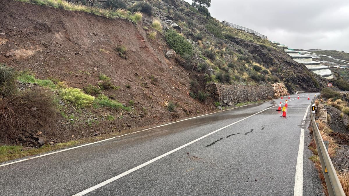 Los cortes de carretera en la A-7 y N-340 aíslan a siete núcleos de población de la Costa Tropical