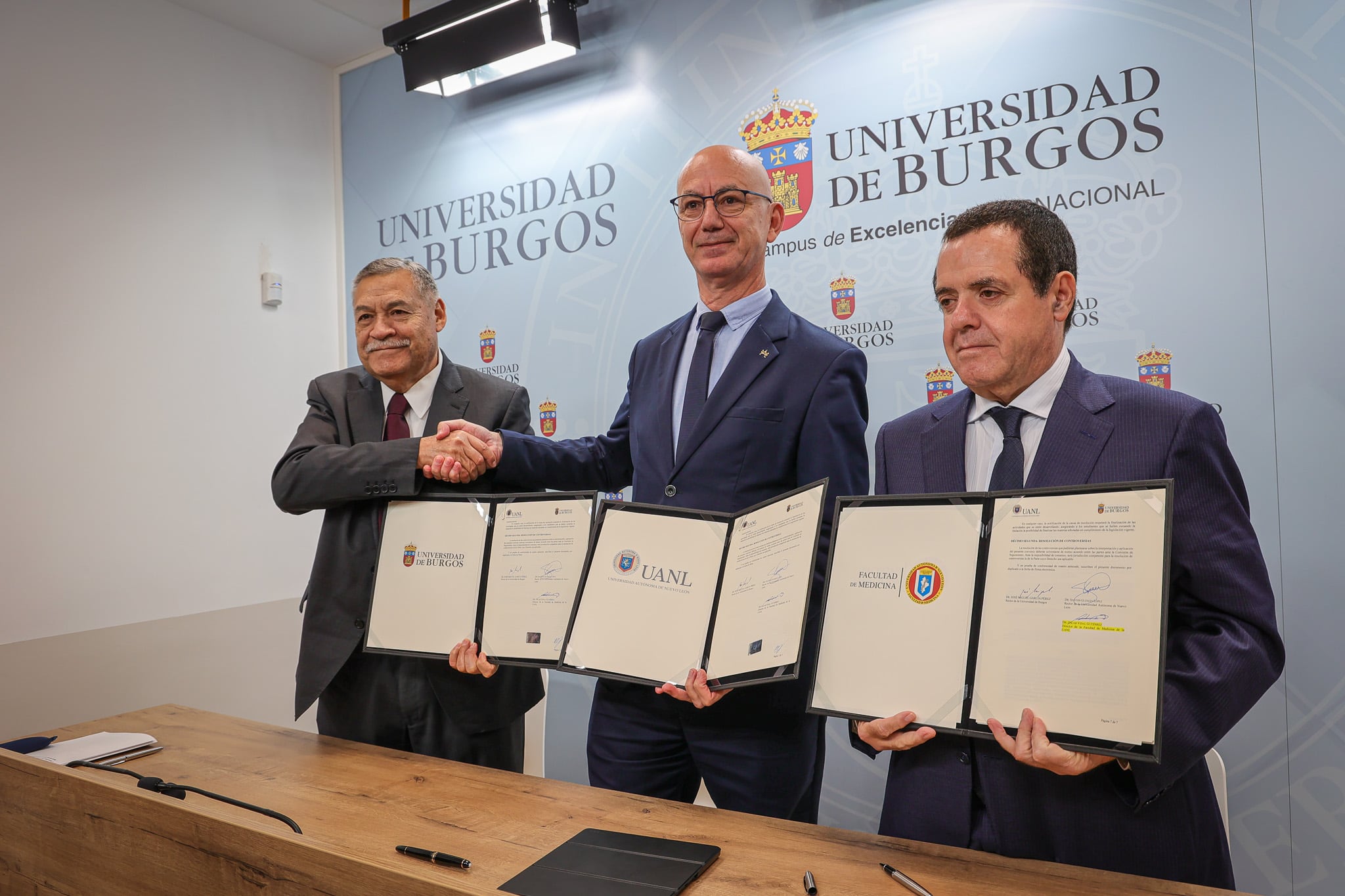 El rector de la UBU, José Miguel García (centro) y el de la UANL, Santos Guzmán (izda.), muestran el convenio suscrito.