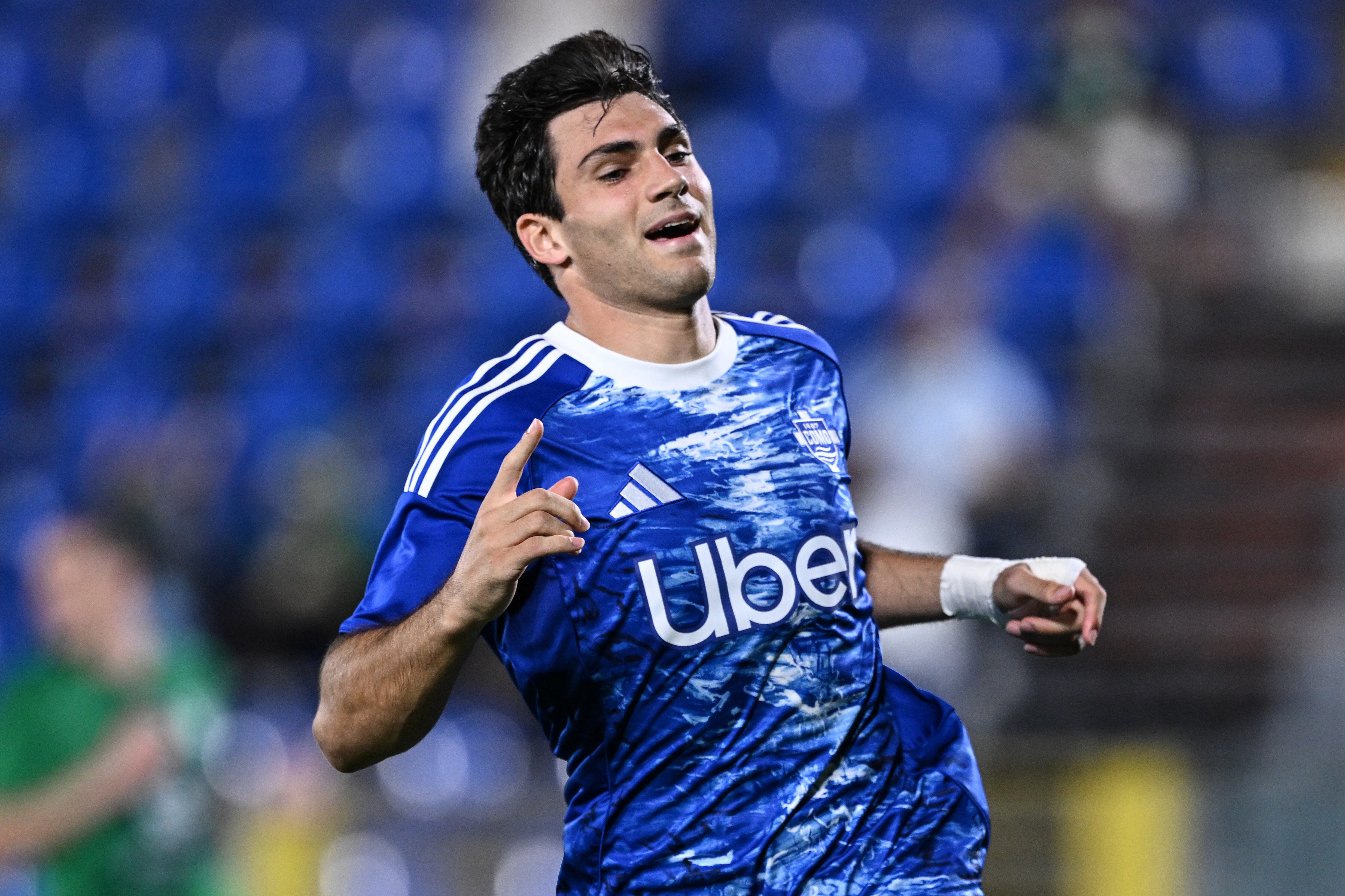 COMO, ITALY - JULY 23: Ivan Azon Monzon of Como reacts during the Pre-Season Friendly match between Como v Al Ahli at Giuseppe Sinigaglia Stadium on July 23, 2025 in Como, Italy. (Photo by Image Photo Agency/Getty Images)