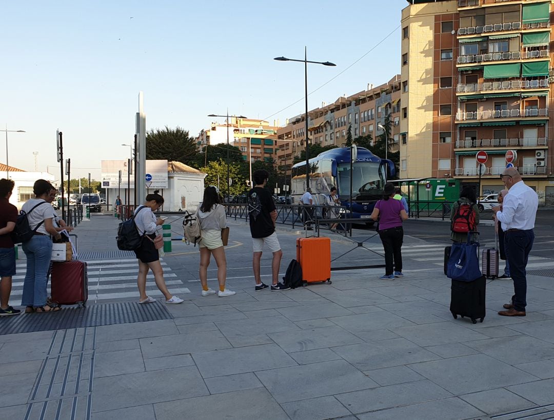 Usuarios del tren desde Granada a Algeciras y Sevilla utilizan el autobús para desplazarse desde Granada hasta la estación de Antequera