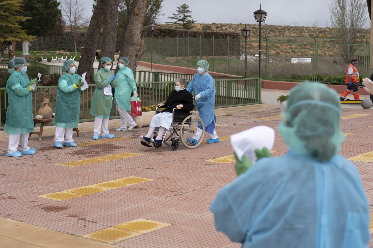 Un anciano sale de la residencia tras superar el coronavirus, en una imagen de archivo.