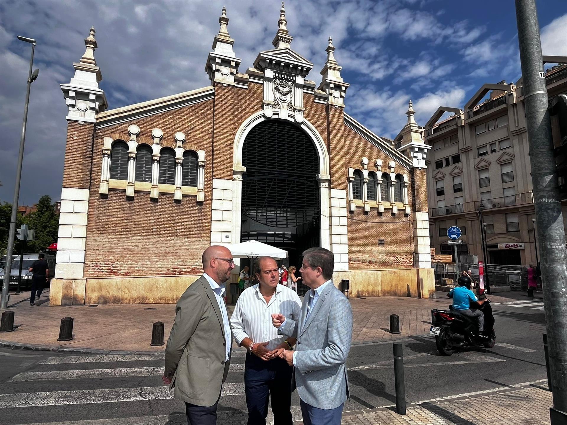 Los concejales de Movilidad, Gestión Económica y Contratación, José Francisco Muñoz y de Turismo, Comercio y Consumo, Jesús Pacheco, visitan el Mercado de Verónicas