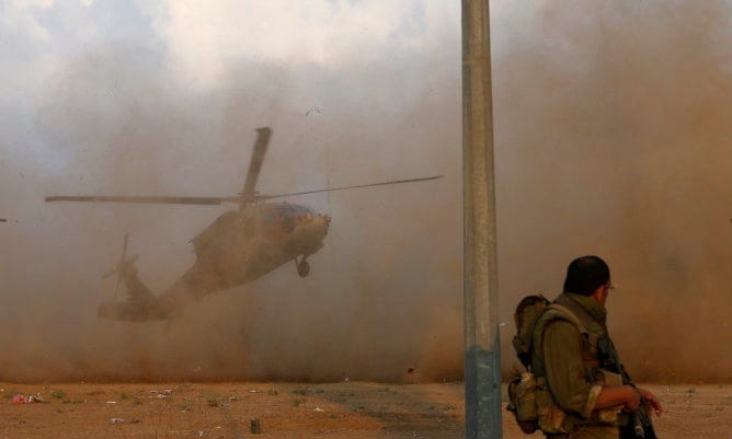 Un helicóptero aterrizando durante la ofensiva que ha tenido lugar este domingo en el este de Gaza