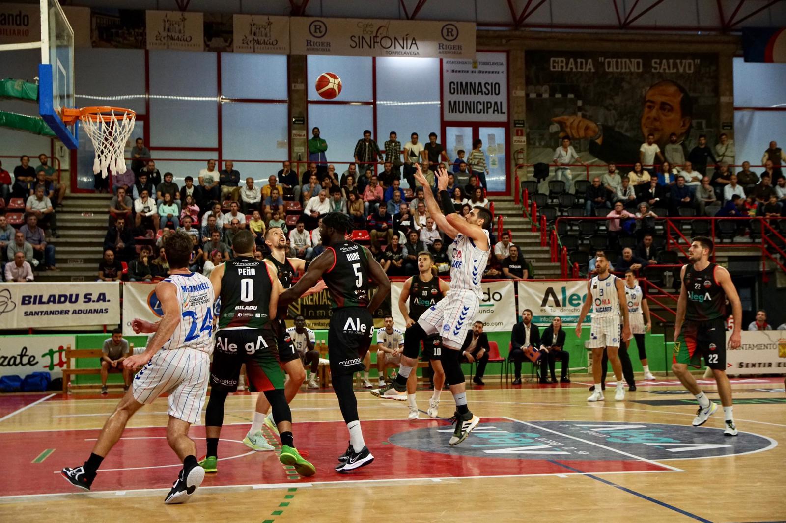 Partido entre Cantabria y HLA Alicante, en el pabellón de Torrelavega