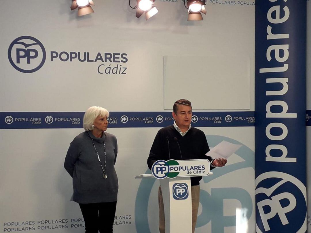 Antonio Sanz, junto a Teófila Martínez, en una conferencia de prensa