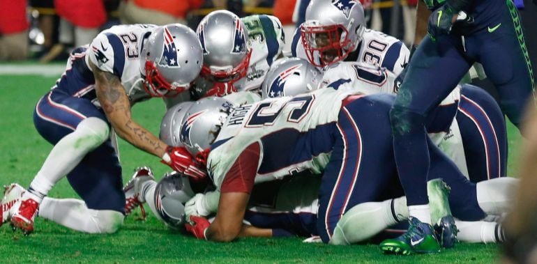 Los jugadores de los Patriots celebran el pase interceptado en la jugada decisiva del encuentro.