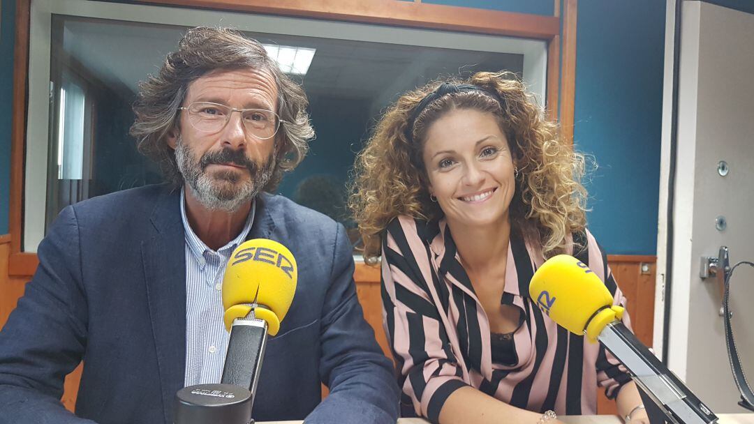 Antonio Gómez y Ainoa Quiñones en el estudio de La Ventana de Cantabria 