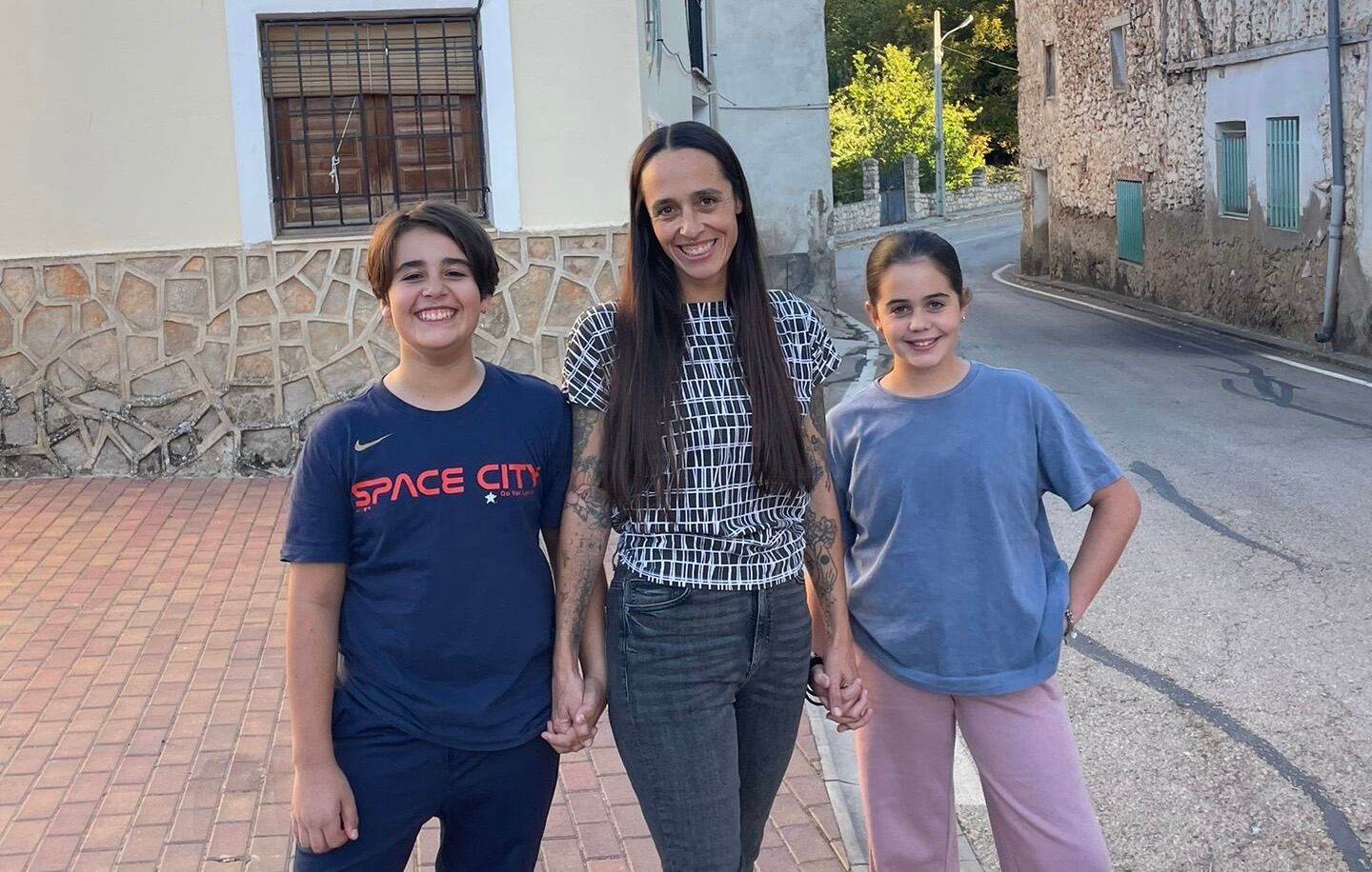 Victoria y sus hijos en las calles de su nuevo pueblo, La Huérguina (Cuenca).