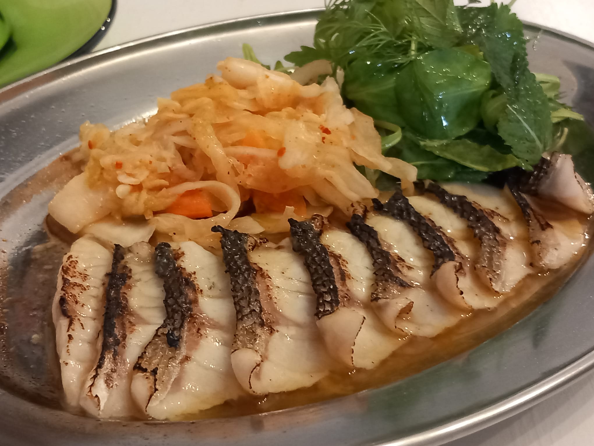 Lubina con agüita de Lourdes, ensalada de hierbas aromáticas