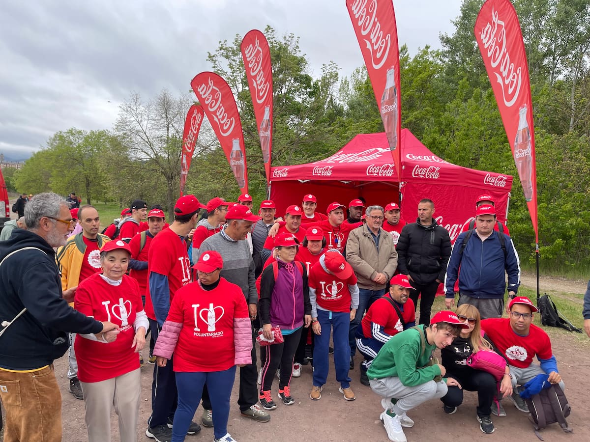 Un centenar de voluntarios se unen a la iniciativa Mares Circulares de Coca-Cola y limpian la ribera del Sil en Ponferrada