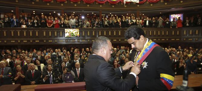 Nicolás Maduro recibiendo la banda presidencial del líder de la Asamblea Nacional, Diosdado Cabello