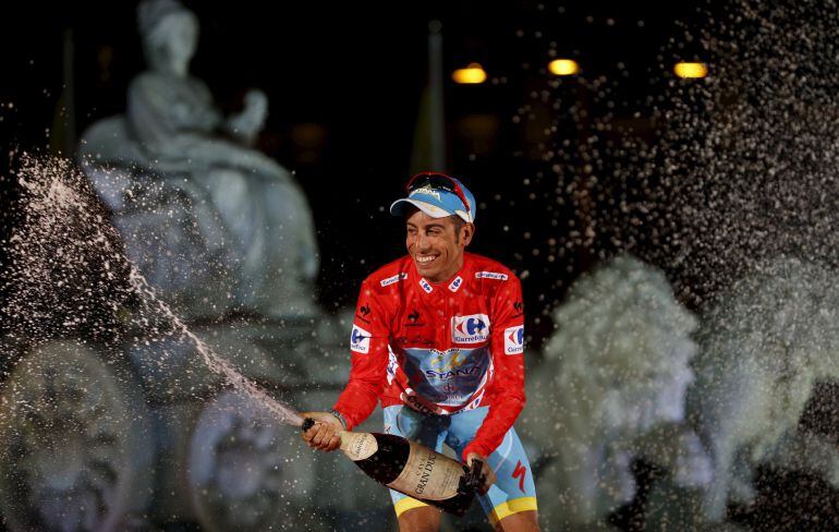 El italiano Fabio Aru celebra su victoria en la Vuelta 2015.