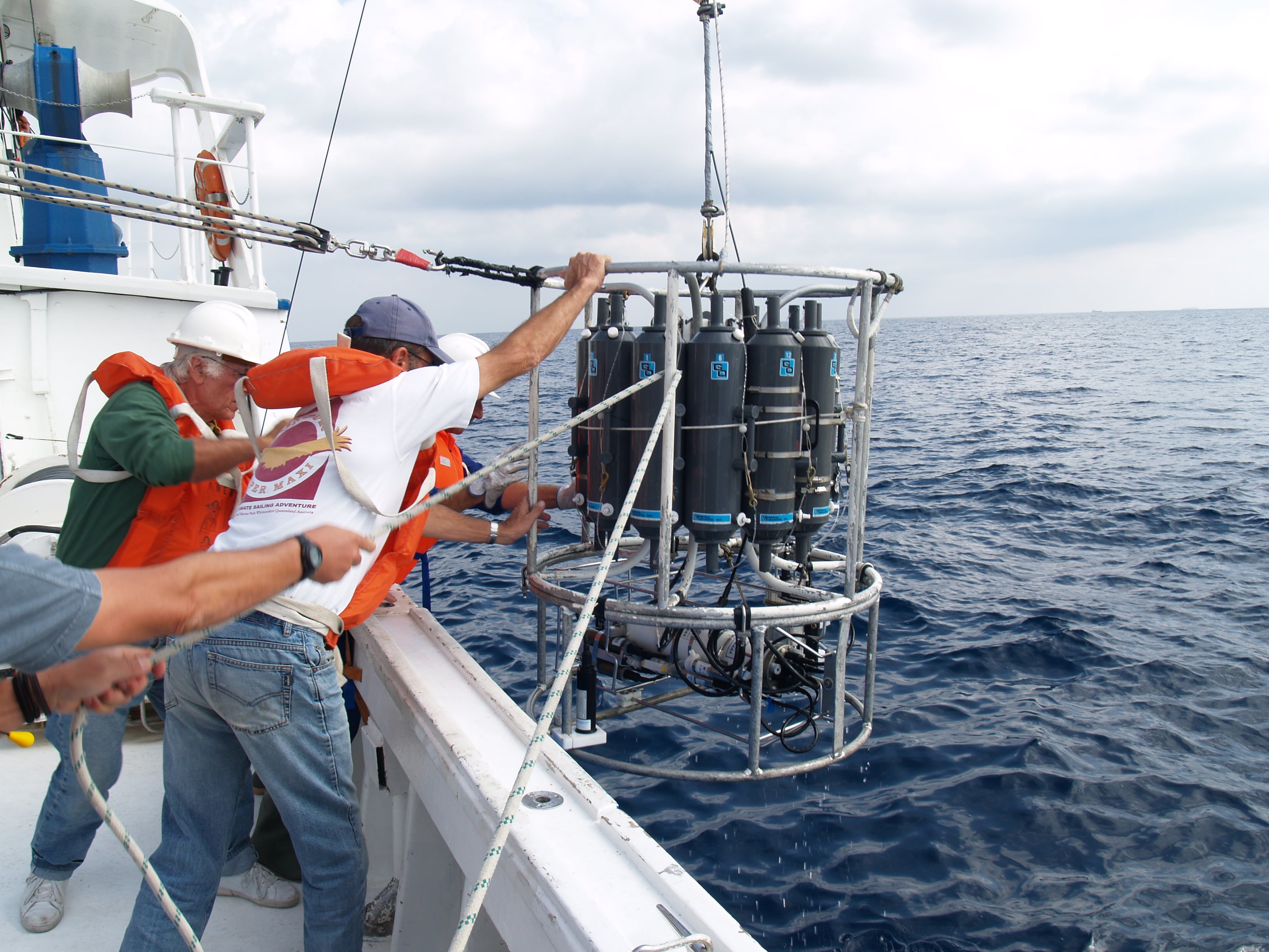 Roseta oceanográfica, en superficie. La roseta permite medir temperatura y salinidad del fondo del mar, gracias a su sistema de sensores y a su capacidad de recogida de muestras