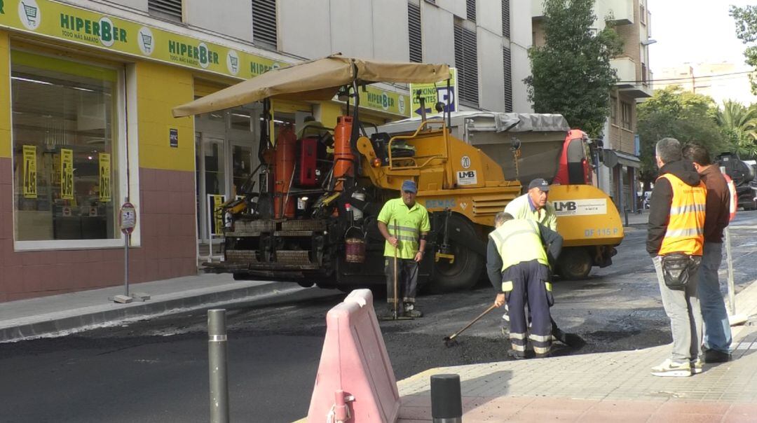 Obras de asfaltado en el barrio de Carrús.