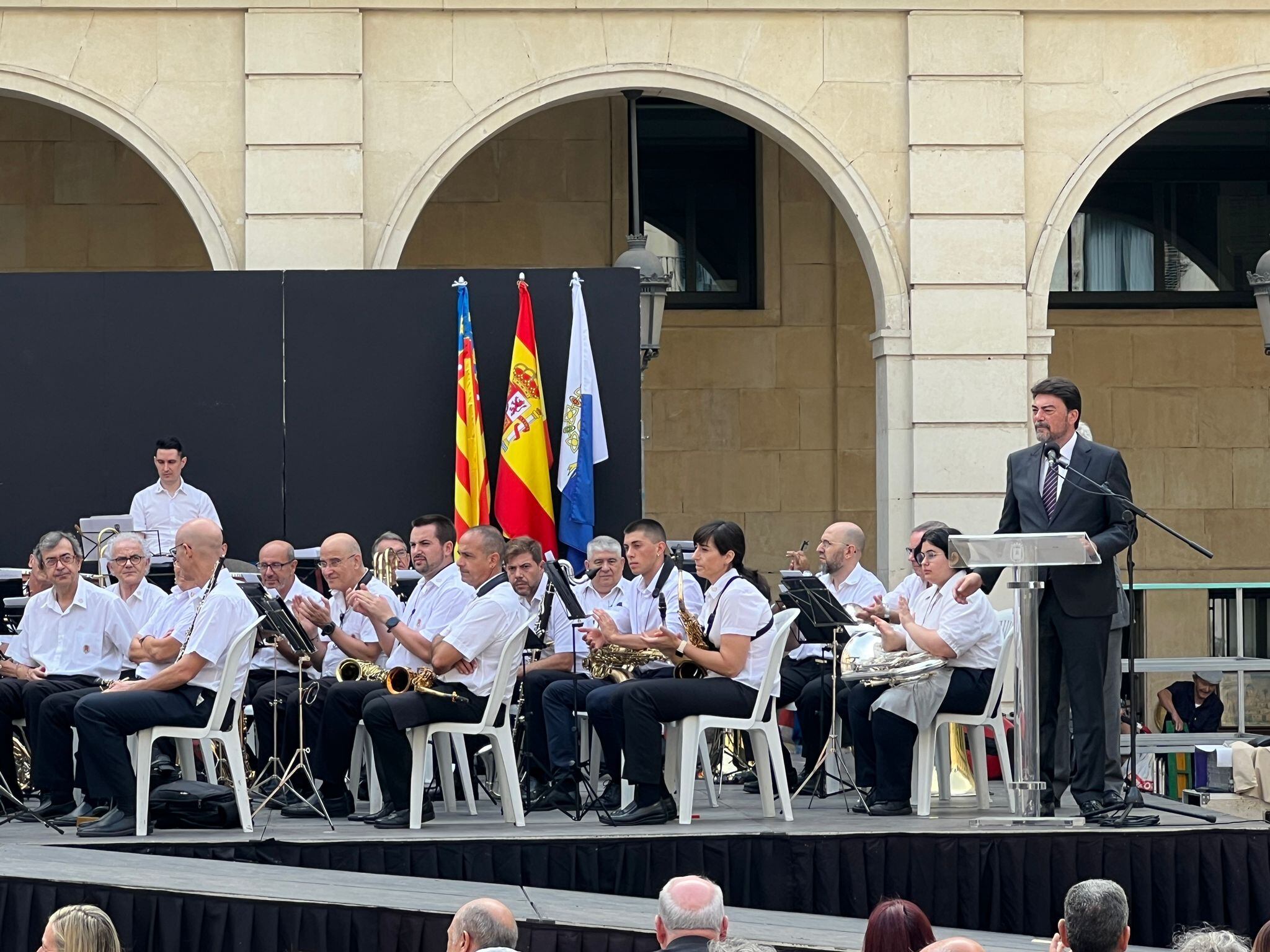 El alcalde de Alicante, Luis Barcala, en el acto de celebración del 9 d&#039;Octubre