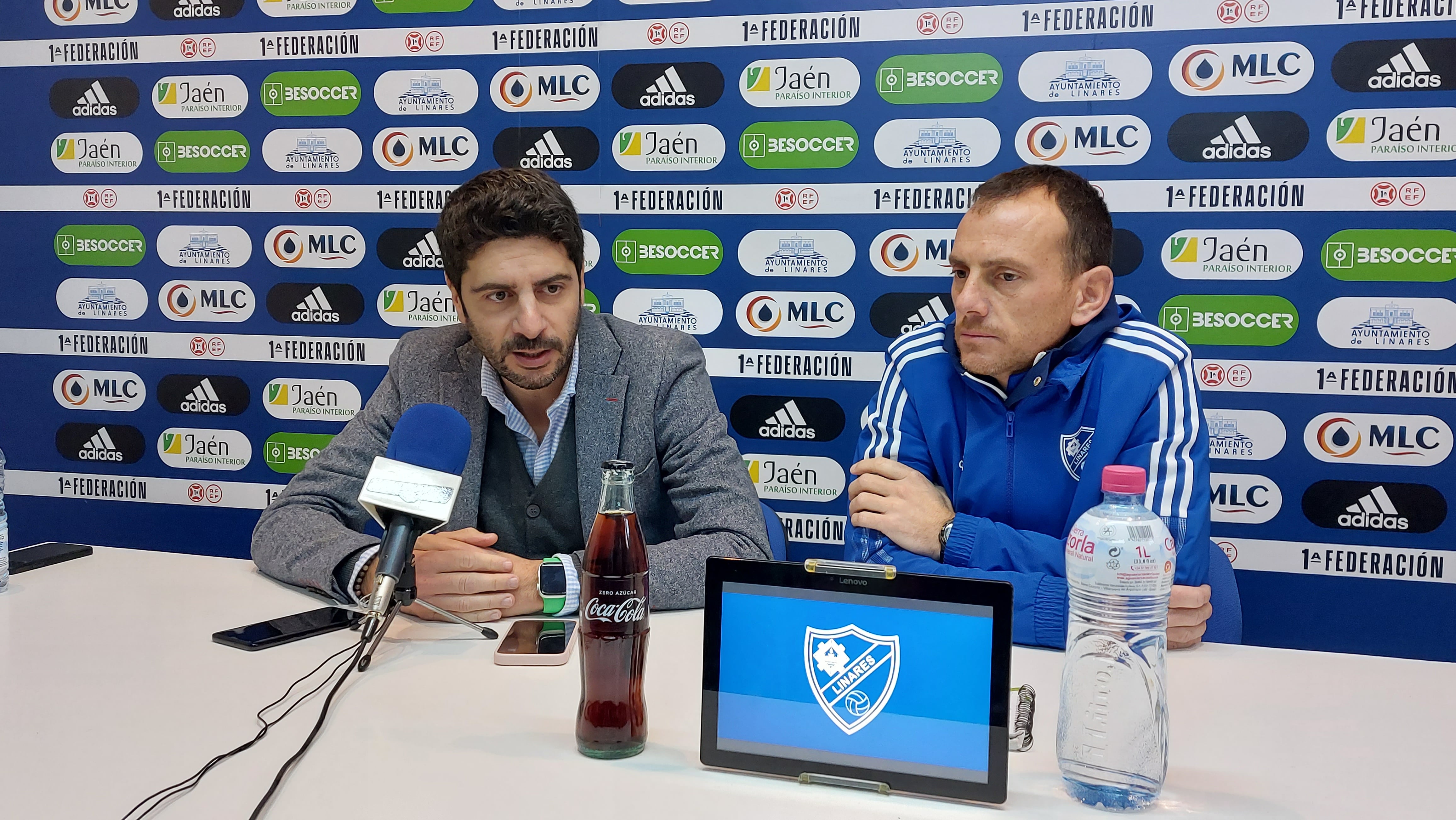 El presidente del Linares Deportivo, Jesús Medina, y su entrenador, Alberto González, en rueda de prensa. Linares Deportivo