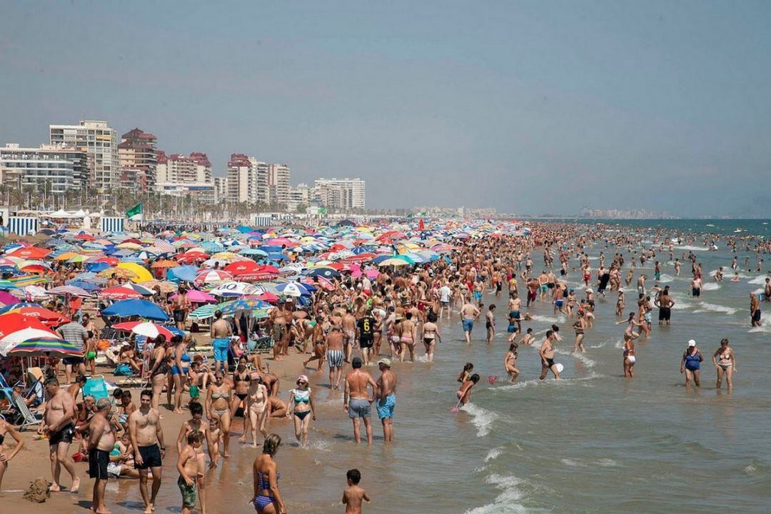 imagen de archivo de la playa de Gandia en pleno verano.