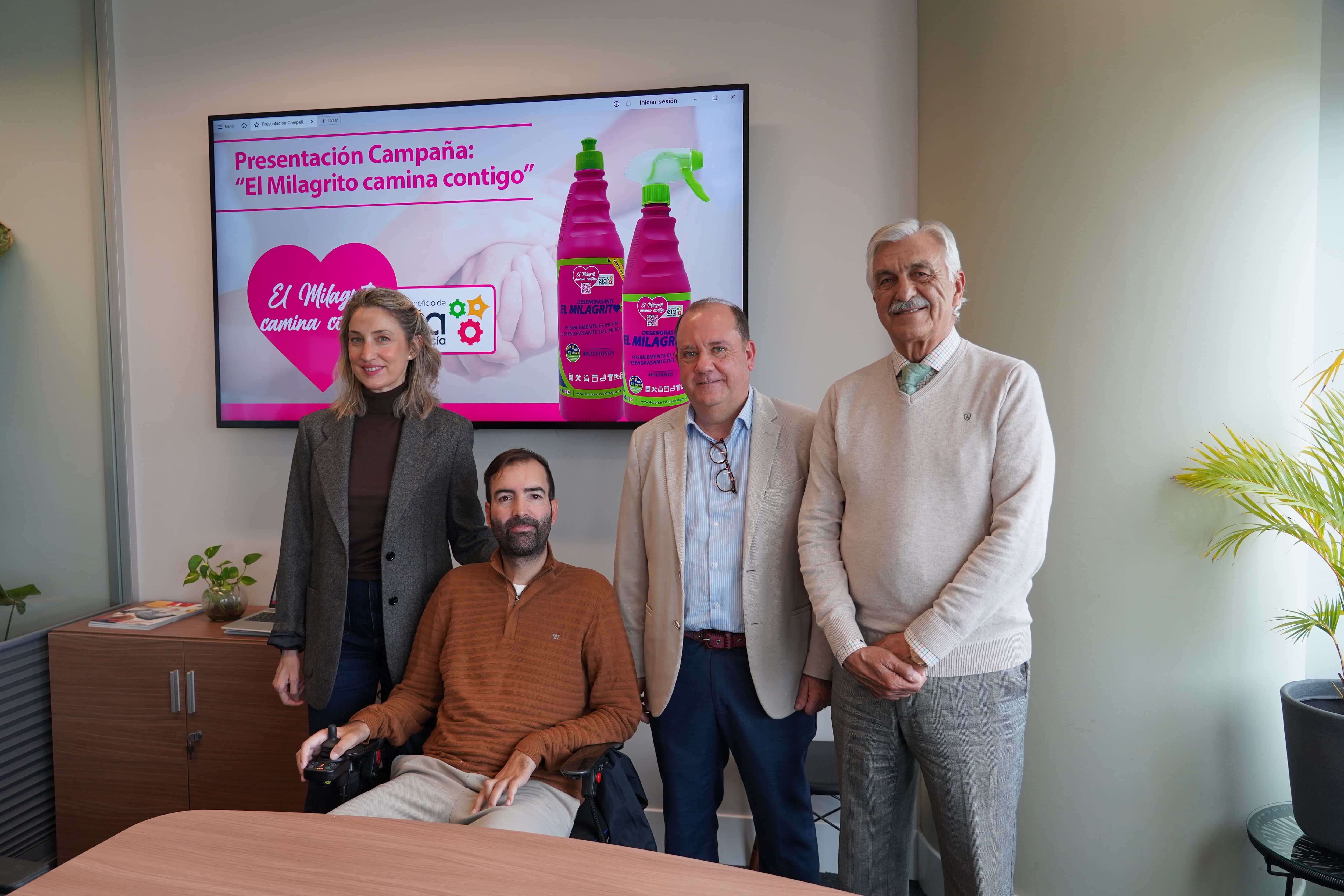 El director comercial de El Milagrito, Javier Castro Molera, y el padrino de la acción, Pepe Gastalver, exjugador sevillano de rugby y referente en la visibilización de la enfermedad, anunciaron ayer todos los pormenores de la acción junto al presidente de ELA Andalucía, Francisco Javier Pedregal, y la vicepresidenta, Patricia García Luna.