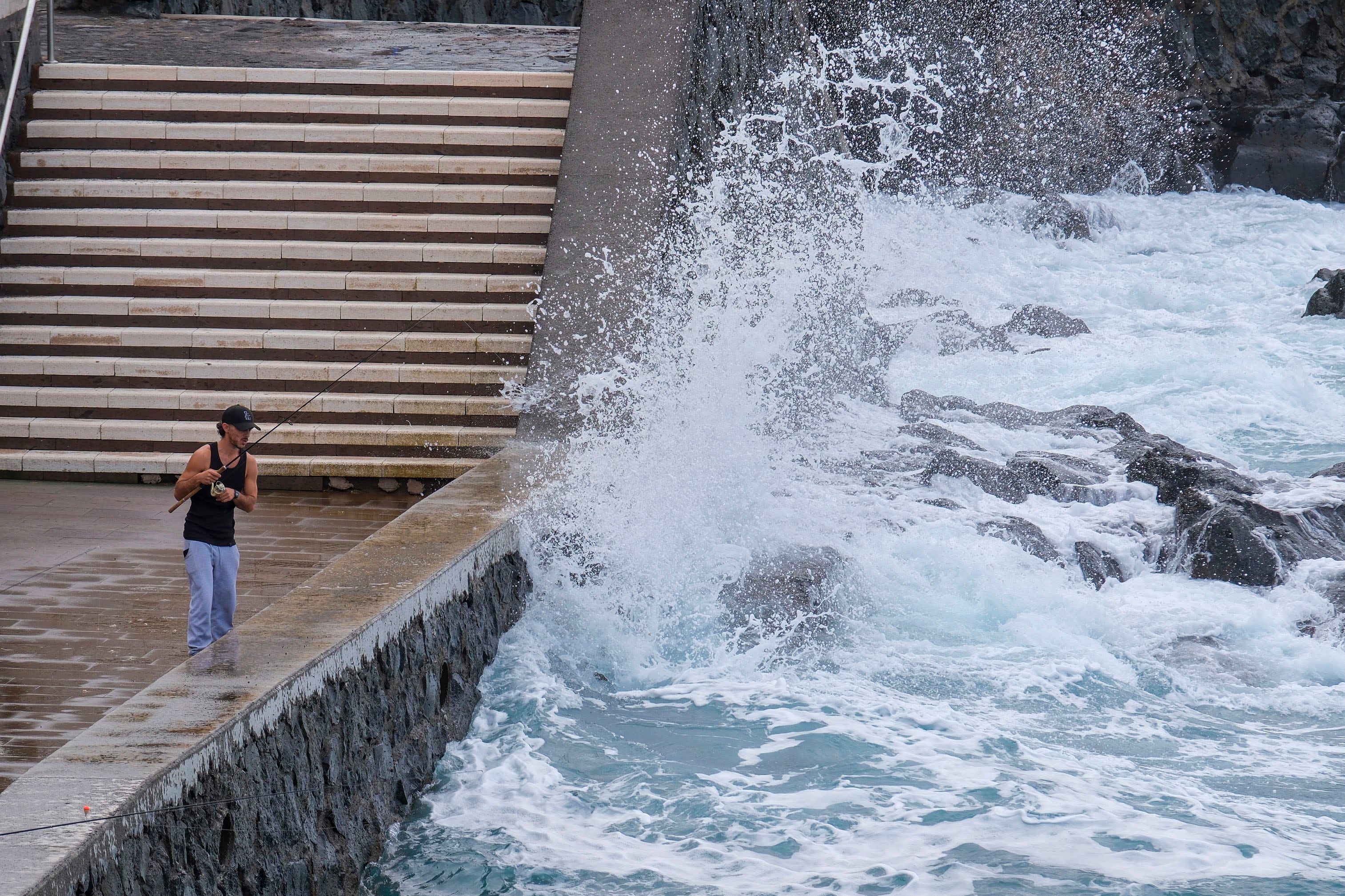 LA LAGUNA (TENERIFE), 26/02/2024.- Un hombre pesca en la costa de Bajamar en La Laguna (Tenerife) este lunes, durante la prealerta por fenómenos costeros declarada por el Gobierno de Canarias. EFE/ Alberto Valdés