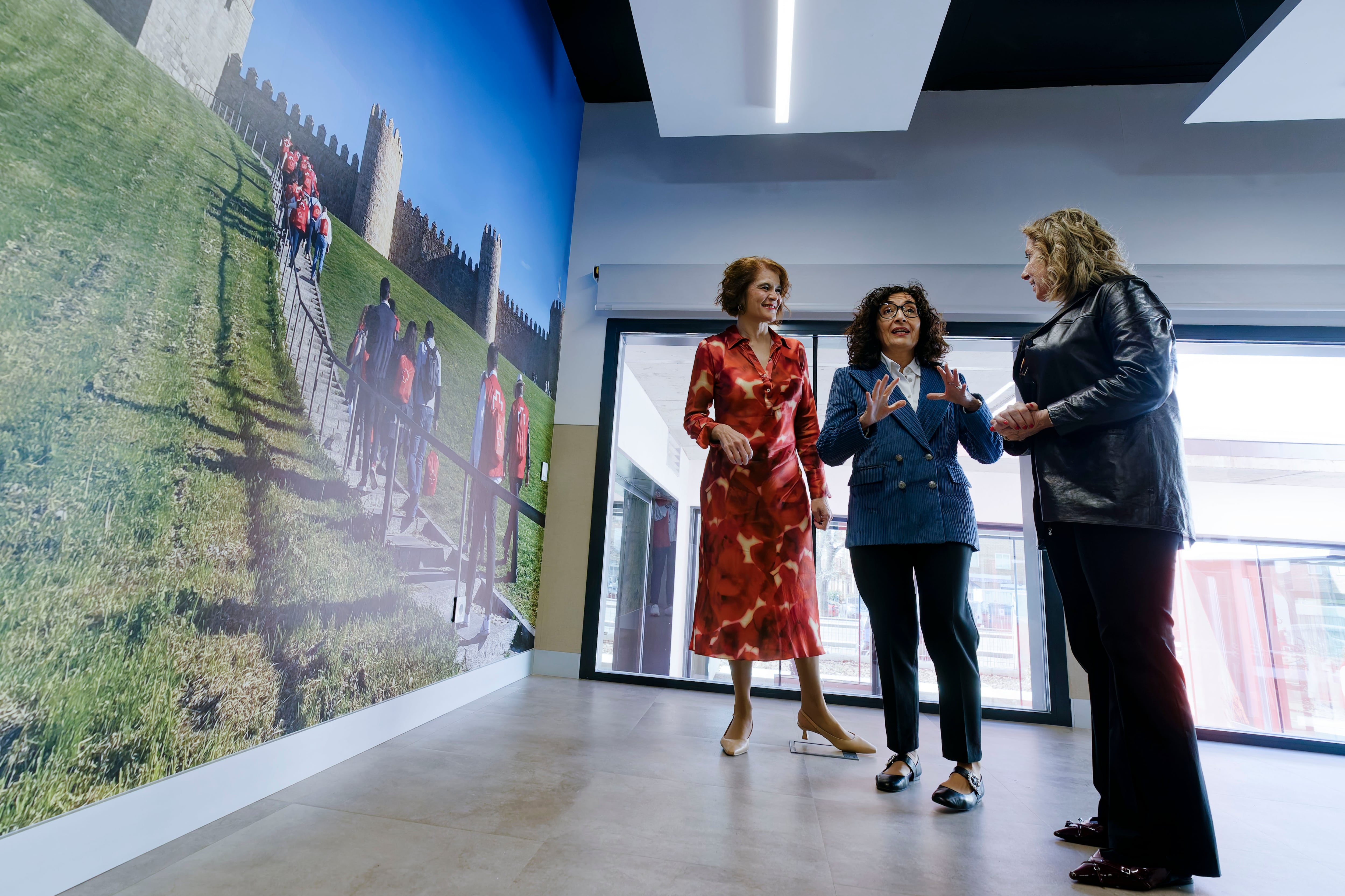 La presidenta nacional de Cruz Roja Española, María del Mar Pageo (c), durante la inauguración de la nueva sede de la ONG en Ávila este miércoles.