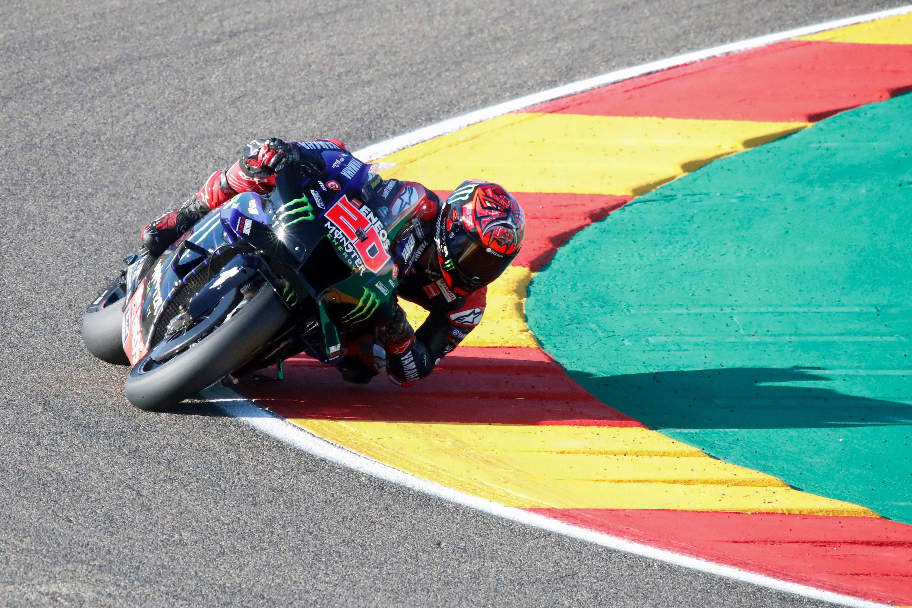 ALCAÑIZ (TERUEL), 17/09/2022.- El piloto italiano Fabio Quartararo(Monster Energy Yamaha MotoGP) durante la carrera de entrenamiento del Gran Premio Animoca Brands de Aragón que se celebra este fin de semana en el circuito turolense de de Motorland Alcañiz. EFE/Javier Cebollada
