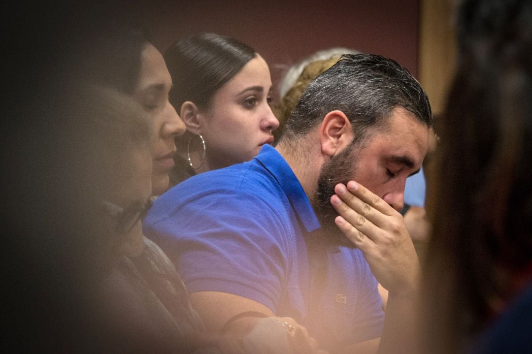 El hermano del ciudadano español-estadounidense Pablo Ibar, Michael, llora tras escuchar el veredicto contra Ibar en una audiencia este sábado en el Tribunal Estatal de Florida, en Fort Lauderdale (EEUU). 