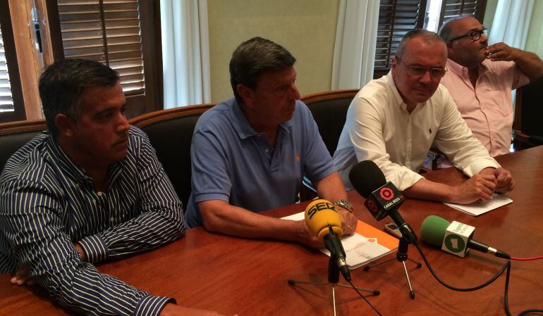 El consistori i el club roig i negre durant l'acte de signatura del conveni.