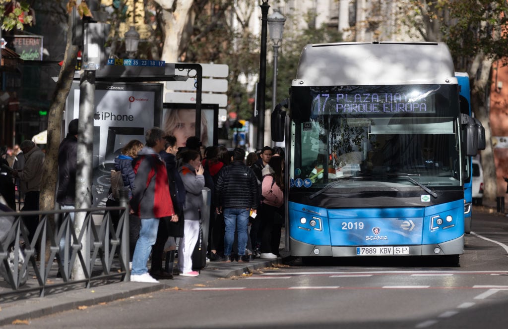 Un grupo de pasajeros se suben a un autobús del a EMT en Madrid.