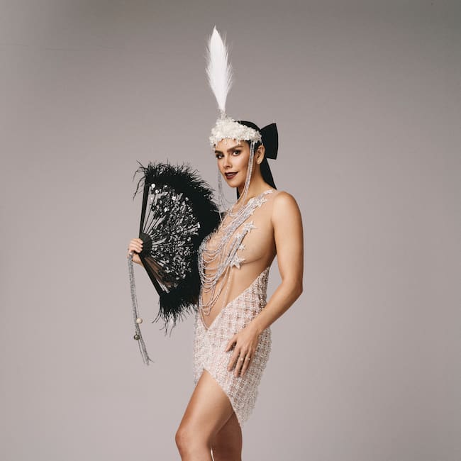 EMBARGADA HASTA LAS 00:01 DEL 1 DE ENERO.
MADRID, 01/01/2026.- Cristina Pedroche vuelve a dar una vuelta de tuerca a su vestuario en las campanadas, con un diseños surprarreciclado con detalles de sus 11 vestidos anteriores, un diseño con el que quiere reconocer la labor que la Asociación Española Contra el Cáncer realiza hacia las personas con cáncer y sus familias. EFE/Andrés Gar Luján/Cedidas por Cristina Pedroche -SOLO USO EDITORIAL/SOLO DISPONIBLE PARA ILUSTRAR LA NOTICIA QUE ACOMPAÑA (CRÉDITO OBLIGATORIO)- NO VENTAS