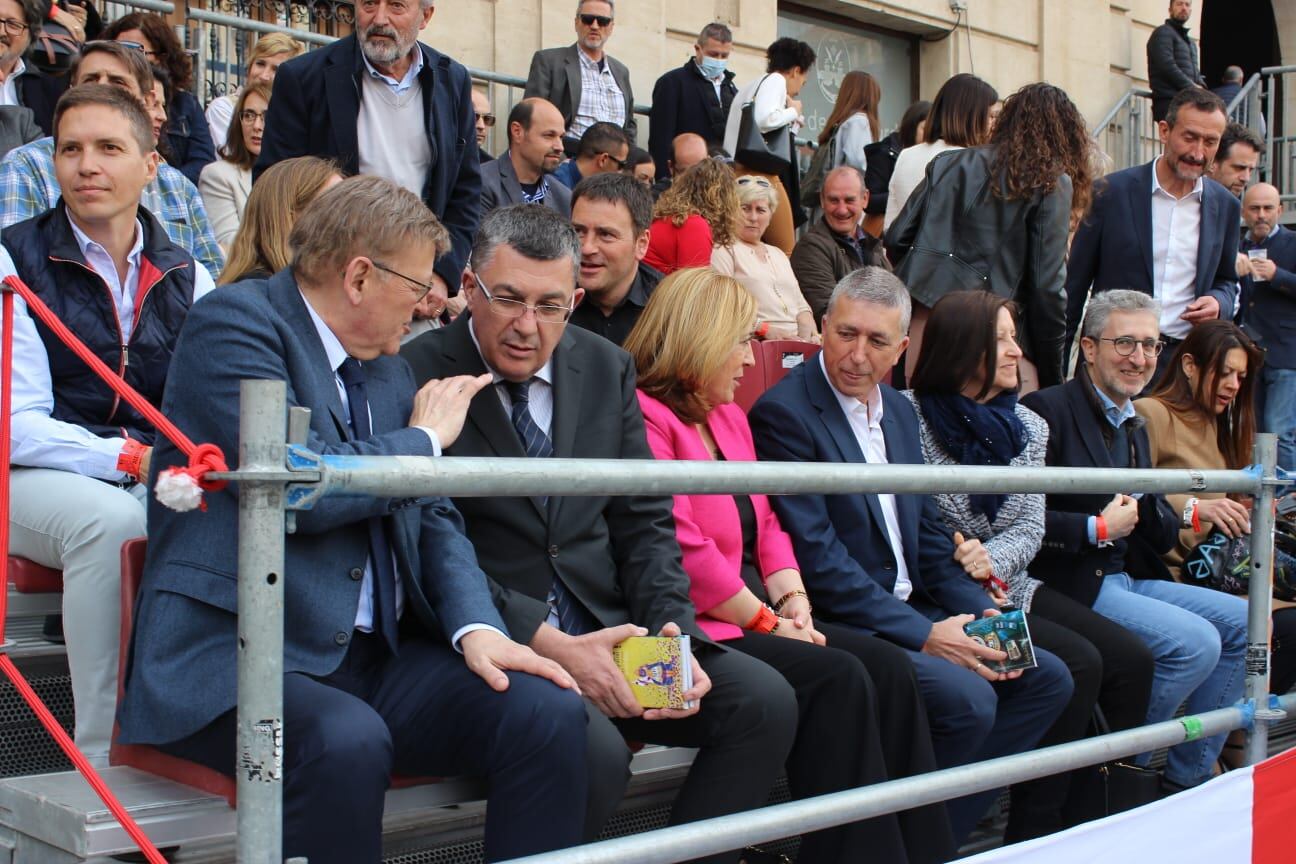 Ximo Puig conversa con Enric Morera en la tribuna de autoridades durante la Entrada de Moros y Cristianos 2022
