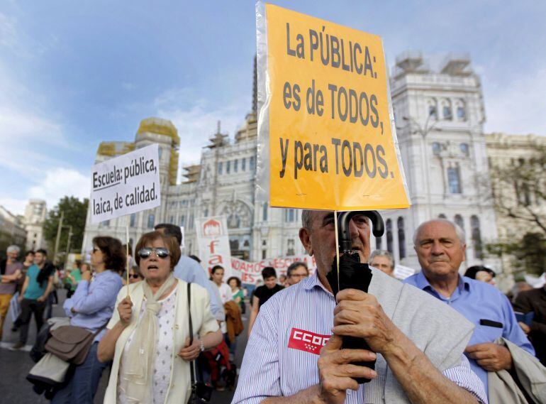 Alumnos, padres, docentes y representantes de varios partidos políticos secundan la manifestación convocada bajo el lema &quot;Ya no hay excusa. Ahora educación pública&quot;, convocada por la Plataforma Estatal por la Escuela Pública