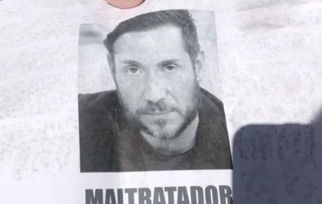 &quot;Maltratador&quot;: Rocío Flores denuncia los carteles que han aparecido en Málaga contra Antonio David.