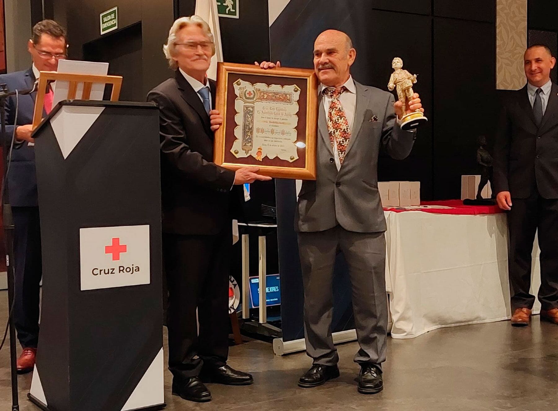 Eusebio Requena recibiendo el Tamborilero de manos del presidente de Cruz Roja, Luis Llorens