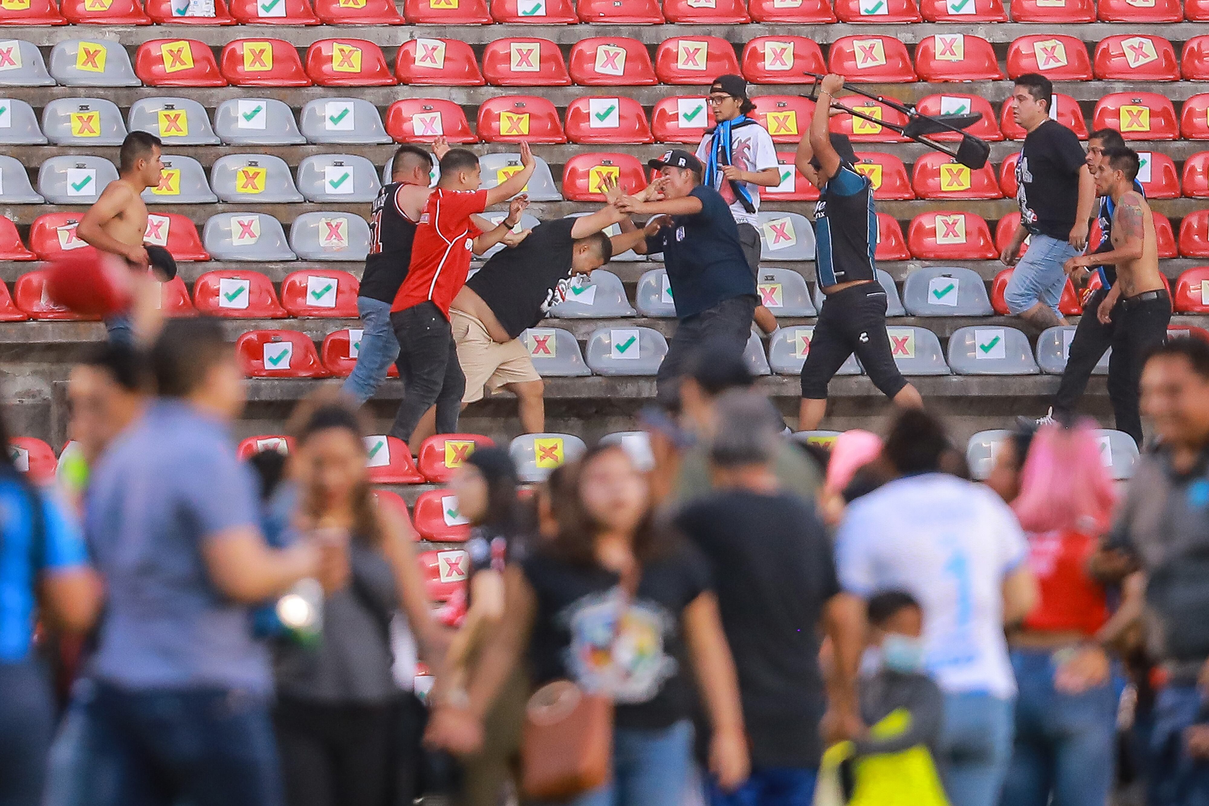 Las aficiones de Querétaro y Atlas en medio de la batalla campal en la madrugada del sábado